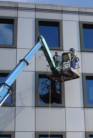 Фото процесса мойки окон с автовышки
