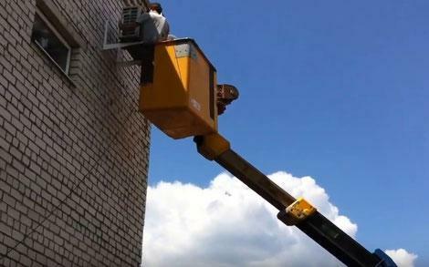Фото использования автовышки для обслуживания кондиционера